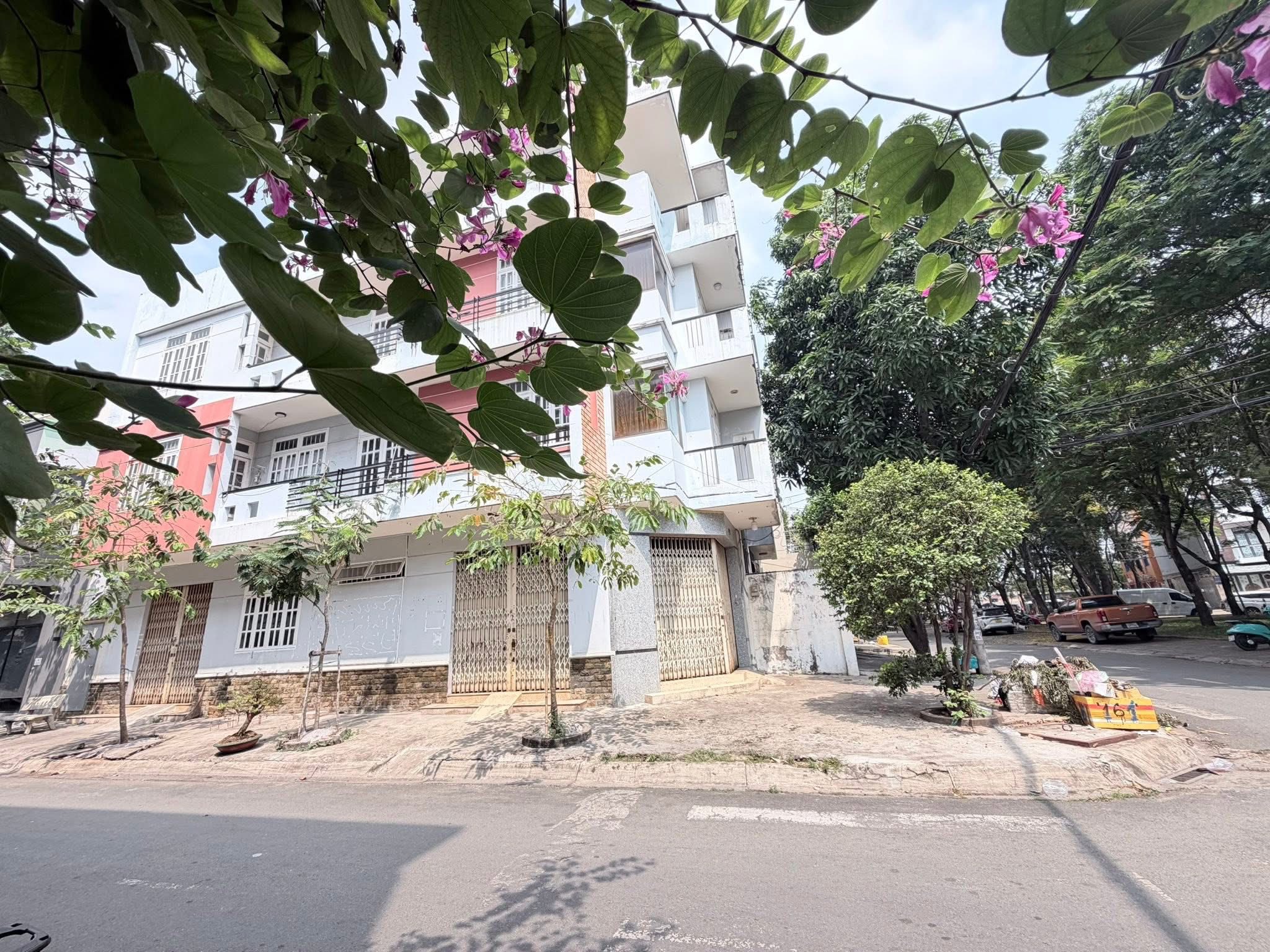 Bán nhà góc 2 mặt tiền 161 đường số 24 khu Tên Lửa, Bình Tân – Đối diện công viên